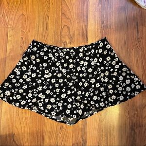 Floral black & white flowy shorts